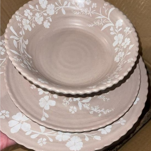 The Pioneer Woman  Melamine Floral Dinnerware Set - Brown and White - Picture 3 of 10